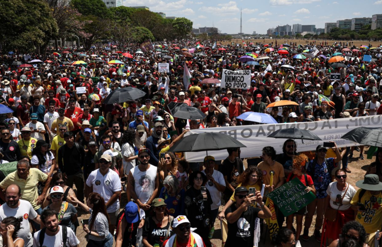 Milhares marcham no DF contra anistia a golpistas e PEC da Blindagem