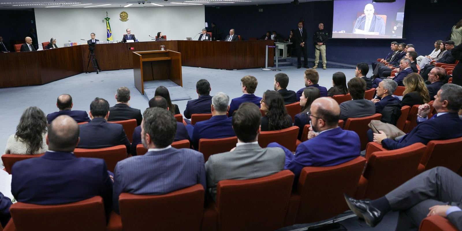 Após PGR, julgamento de Bolsonaro tem intervalo e voltará com defesas