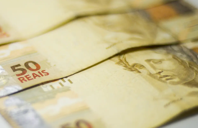 Arrecadação federal no ano supera 2024, apesar da queda em agosto