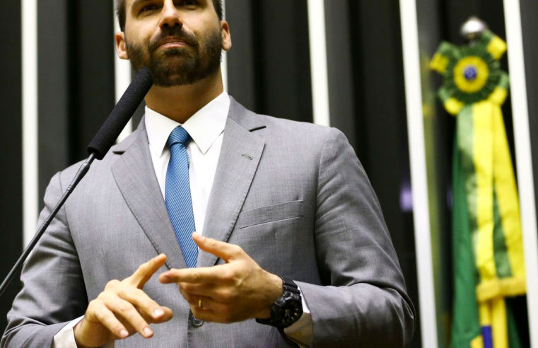 Moraes envia denúncia contra Eduardo Bolsonaro para Hugo Motta