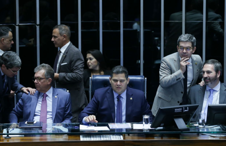 Senado aprova retirada de despesas com tarifaço do teto de gastos