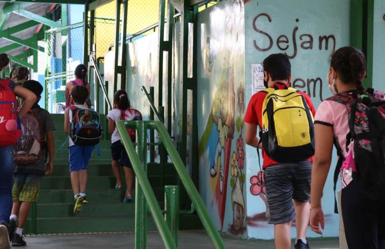 Menos da metade das escolas públicas está ligada à rede de esgoto