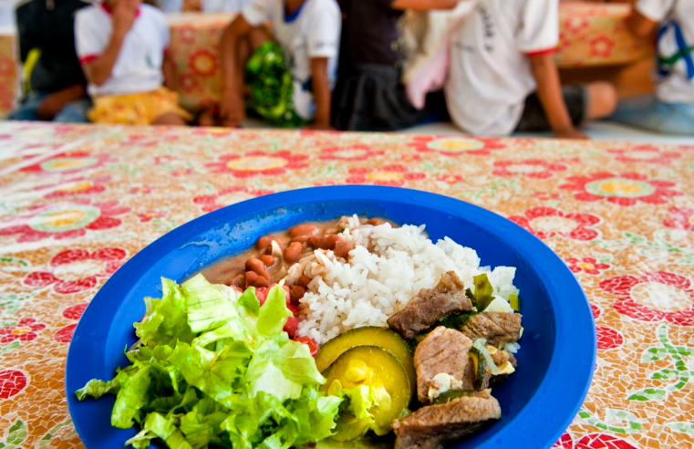 Aos 70 anos, programa de alimentação escolar brasileiro é referência