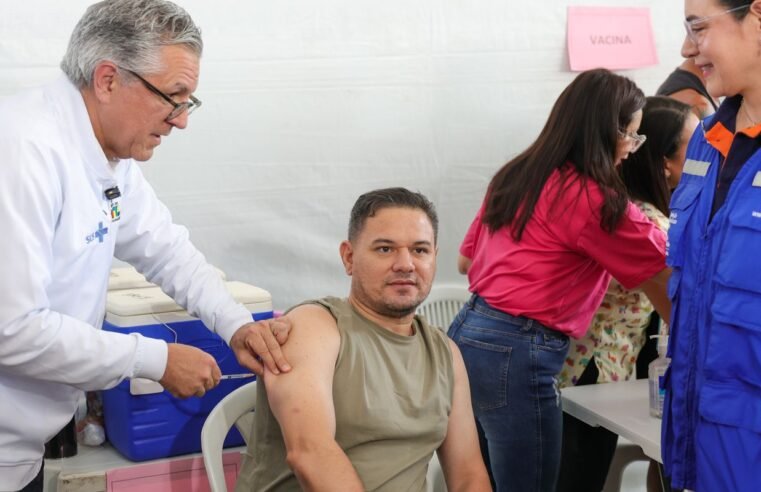 Em Dia D de Vacinação, Padilha garante a segurança da imunização