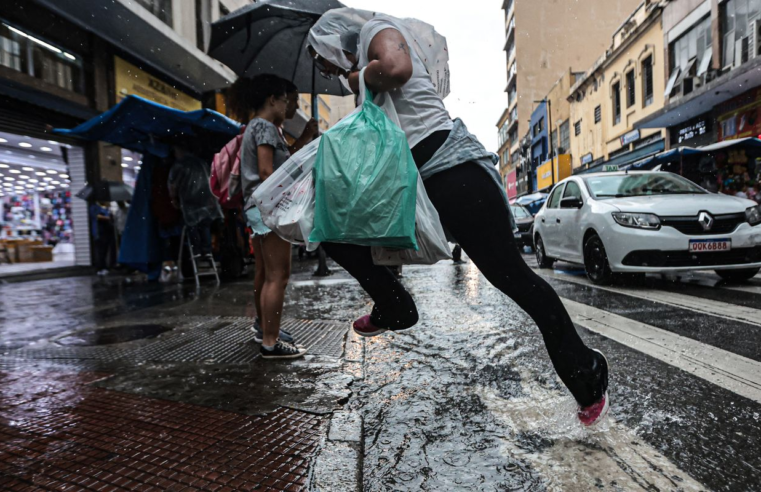Frente fria muda o tempo e favorece chuvas no estado de São Paulo