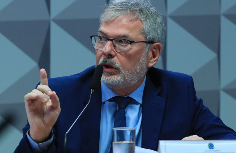 Ex-diretor do INSS nega vínculo político em depoimento à CPI
