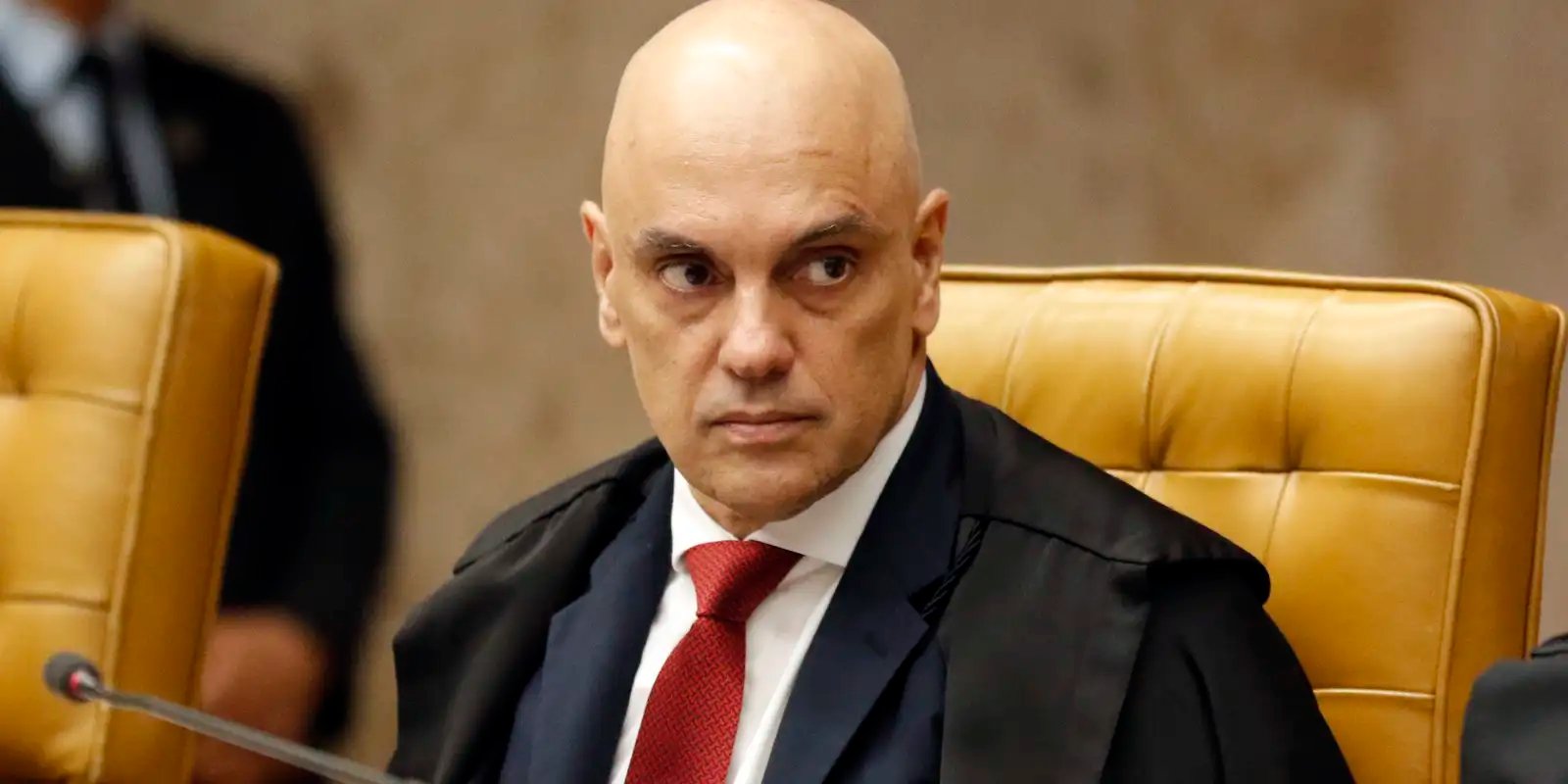 Moraes pede que Filipe Martins explique perda do sinal da tornozeleira