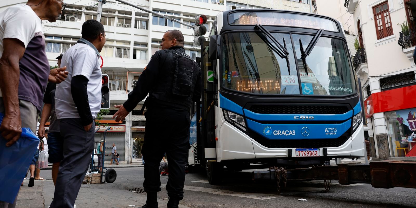 Rio: mais de 50 ônibus viraram barricada; transporte está afetado