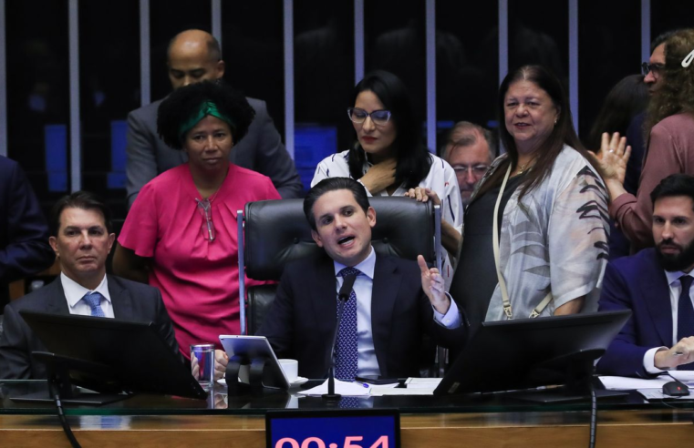 Câmara dos Deputados aprova licença menstrual de até 2 dias