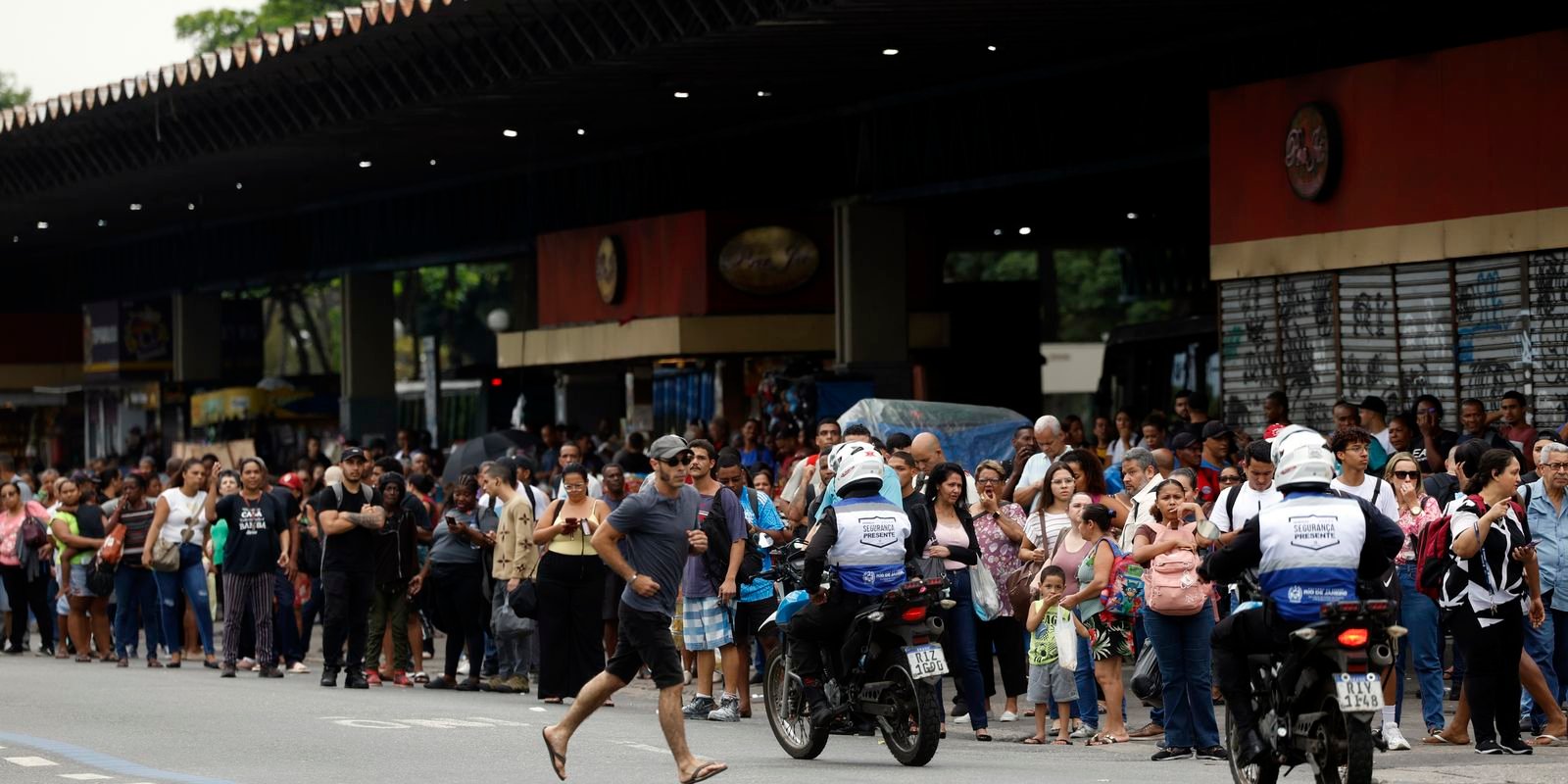Rio: avenidas são liberadas e metrô reforça horário de trens