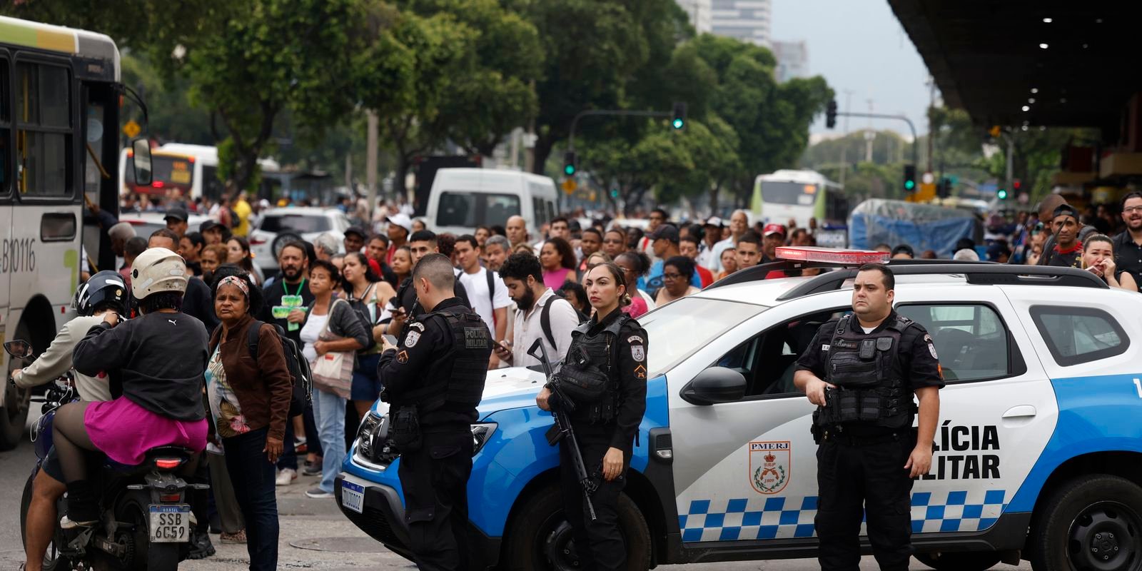 Ação no RJ é cortina de fumaça e expõe população, dizem especialistas