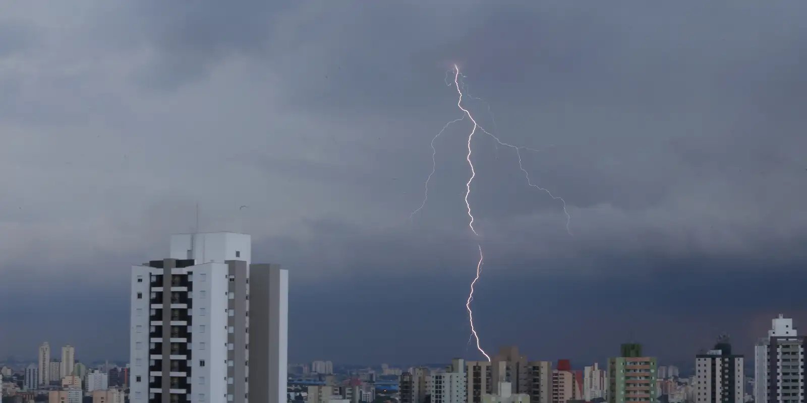 São Paulo ainda tem mais de 45 mil imóveis sem luz devido às chuvas