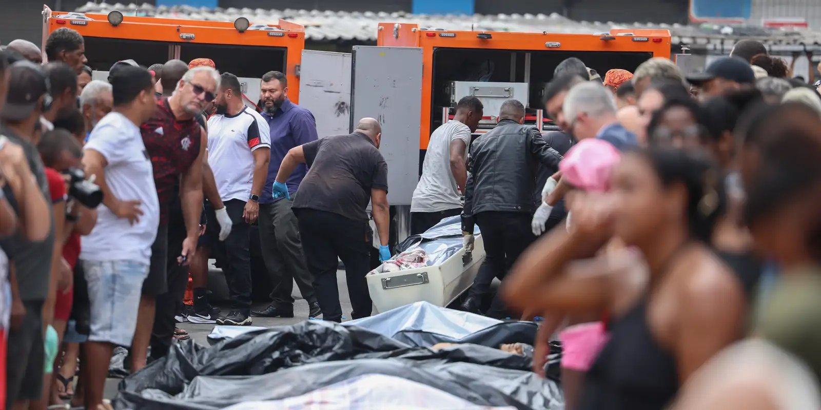 Governo do Rio estima 119 mortes; moradores retiram corpos da mata