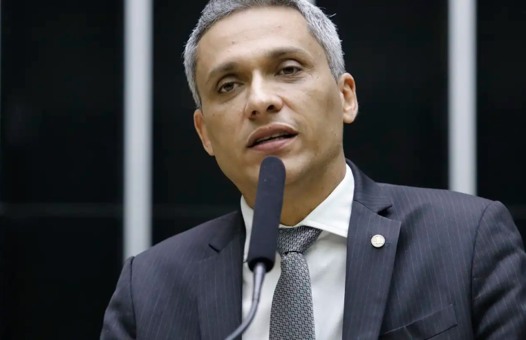 Moraes suspende ação penal contra deputado Gustavo Gayer