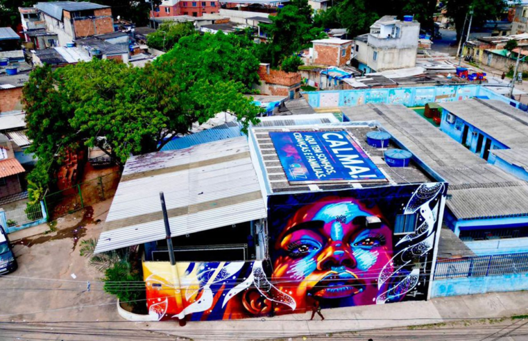 Telhado na Cidade de Deus diz: "Aqui tem crianças, sonhos e famílias"