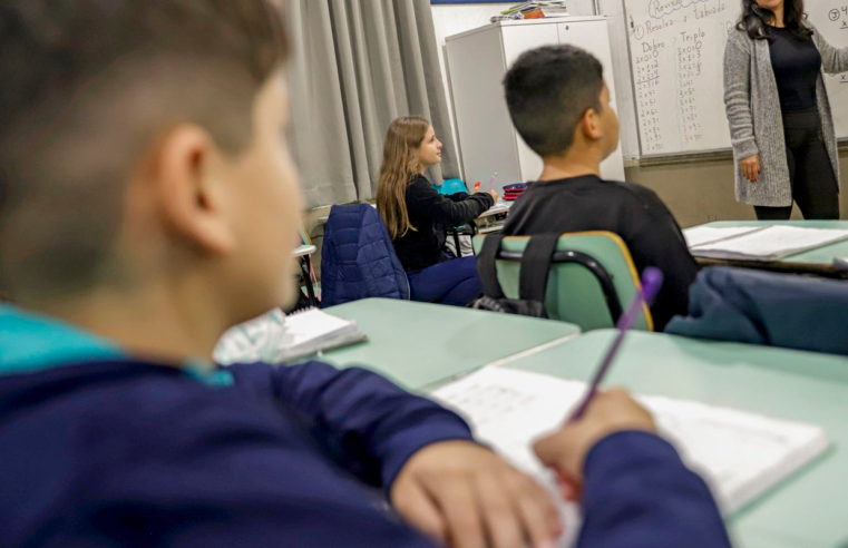 Professor brasileiro perde 21% do tempo de aula para manter disciplina