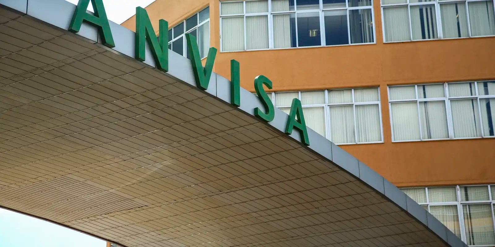 Anvisa suspende venda de glicose e importação de radiofármacos