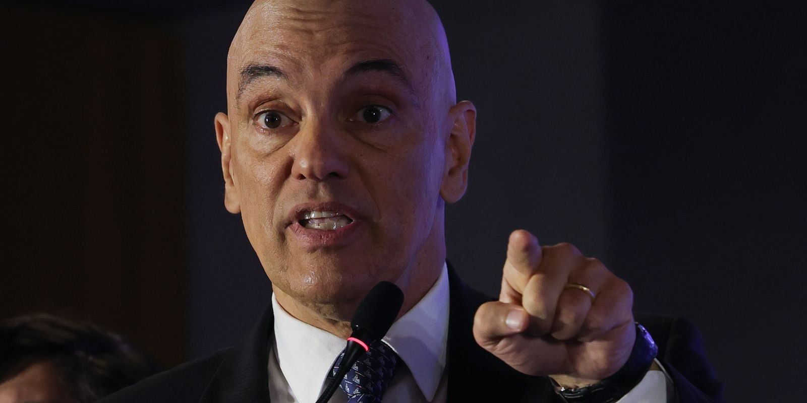 Moraes suspende decisão que destituiu defesa de réus da trama golpista