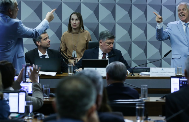 Ex-presidente do INSS se nega a responder perguntas de relator da CPI 