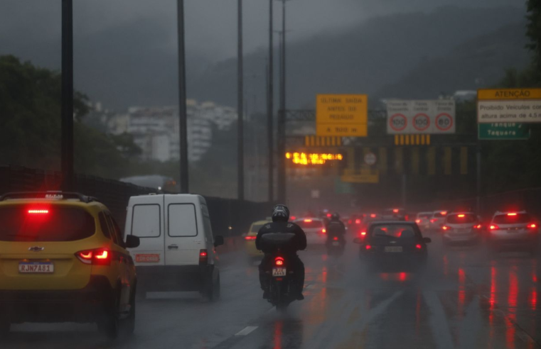Rio tem alerta de chuva, ventos e ressaca do mar nas próximas horas