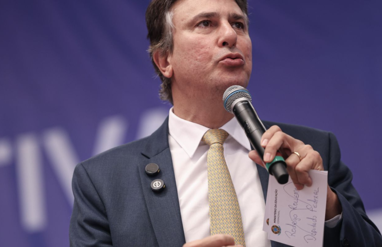 Ministro da Educação diz que professor tem que ser bem remunerado