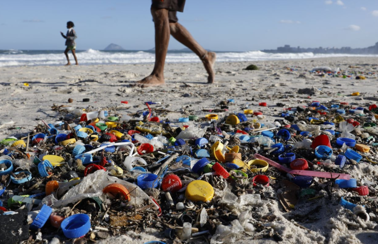 Micro e nanoplásticos contaminam água, ar e alimentos, mostra estudo