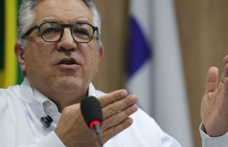 "Não vamos negar aos nossos filhos o direito à vacina", diz Padilha