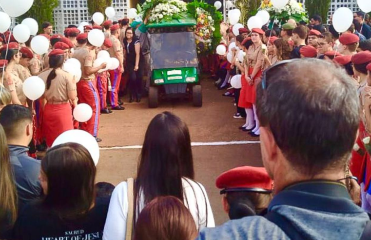 Enterro de jovem esfaqueado no DF é marcado por pedido de justiça