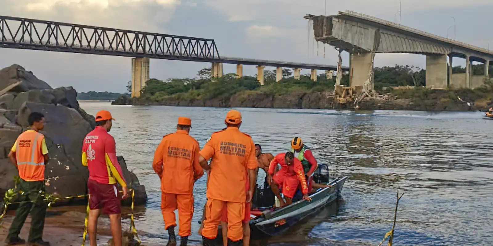 Carreta é retirada do Rio Tocantins dez meses após colapso da Ponte JK