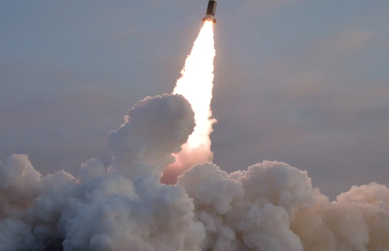 Coreia do Norte dispara míssil balístico em direção ao leste