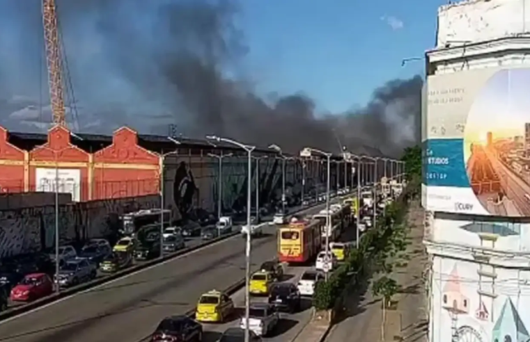 Incêndio atinge barracão de escola de samba na zona portuária do Rio