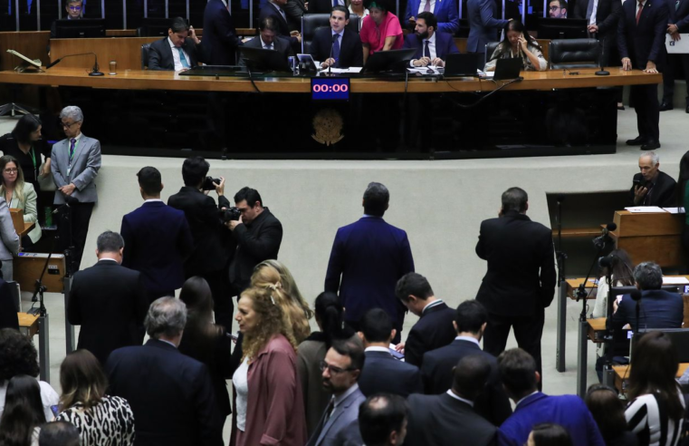 Câmara aprova urgência para votar projeto que cria bancada cristã