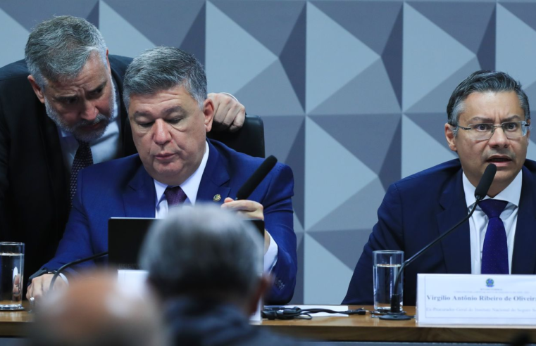 Ex-procurador do INSS não responde perguntas do relator na CPMI