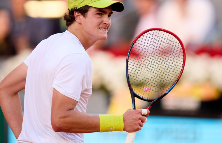 João Fonseca vai à 1ª semi de ATP 500 após abandono de rival no 3º set