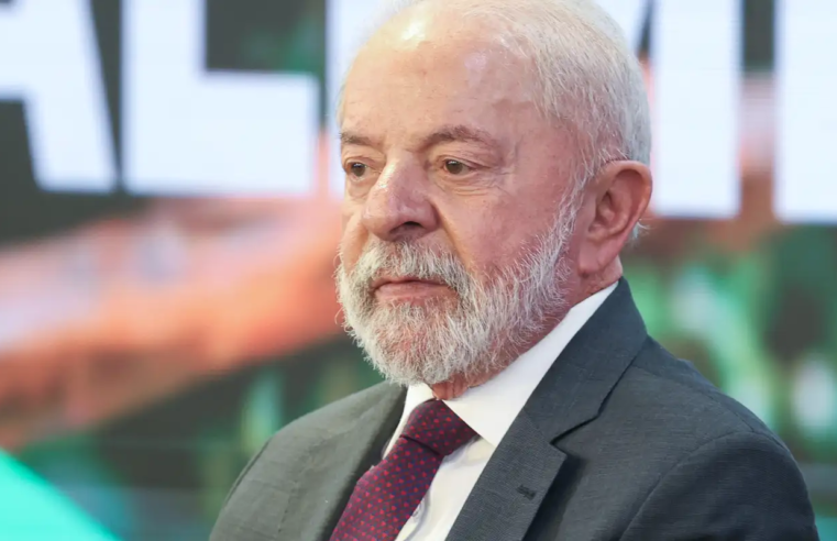 Lula troca de avião após falha no motor antes de voo no Pará