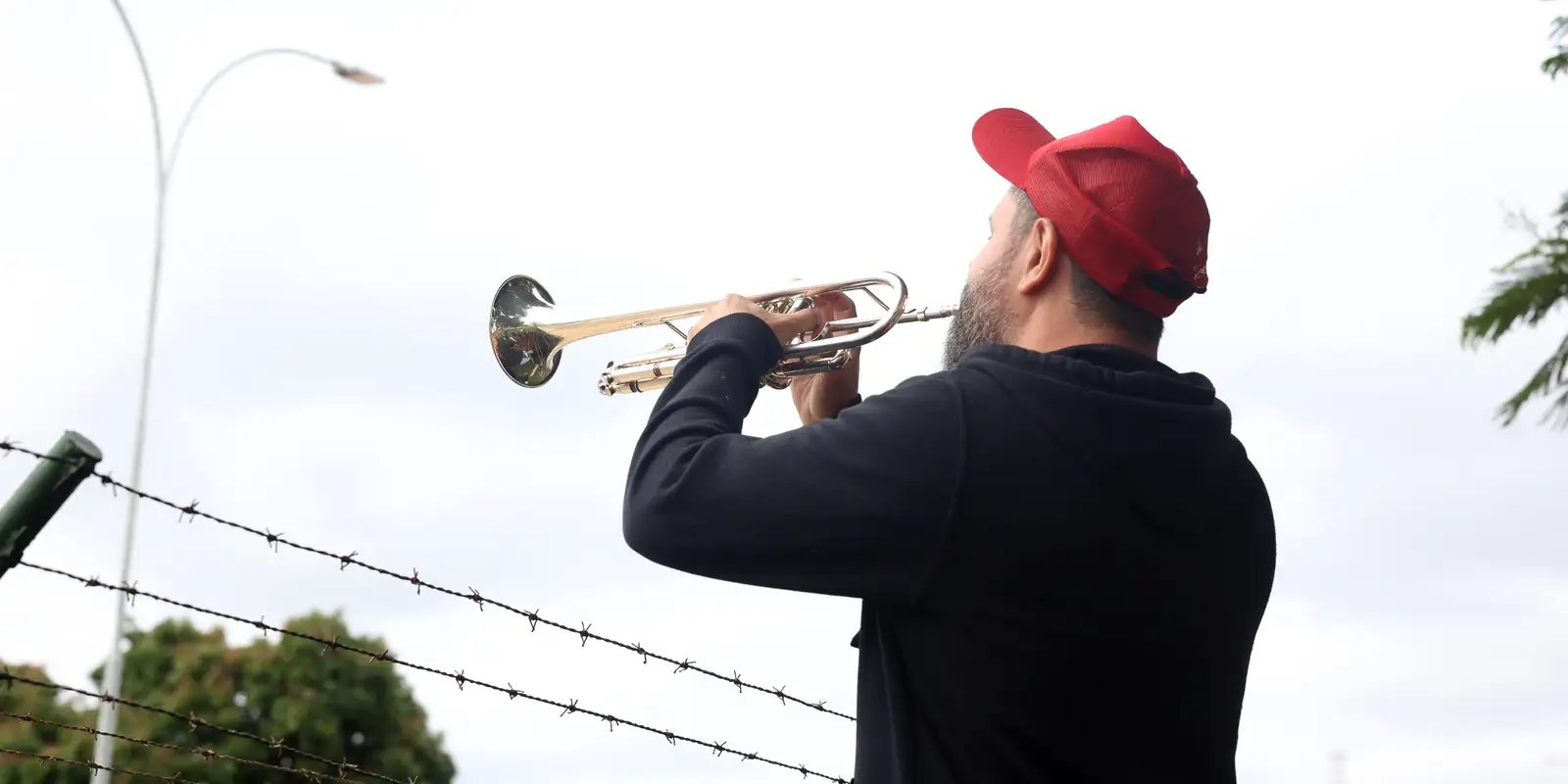 Manifestantes favoráveis e contrários a Bolsonaro fazem atos na PF