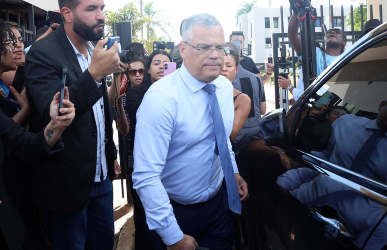 Defesa de Bolsonaro diz que tornozeleira humilha e nega plano de fuga