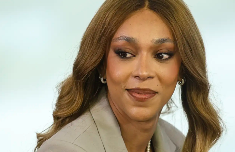 Erika Hilton acusa Nikolas Ferreira de usar celular perto de Bolsonaro