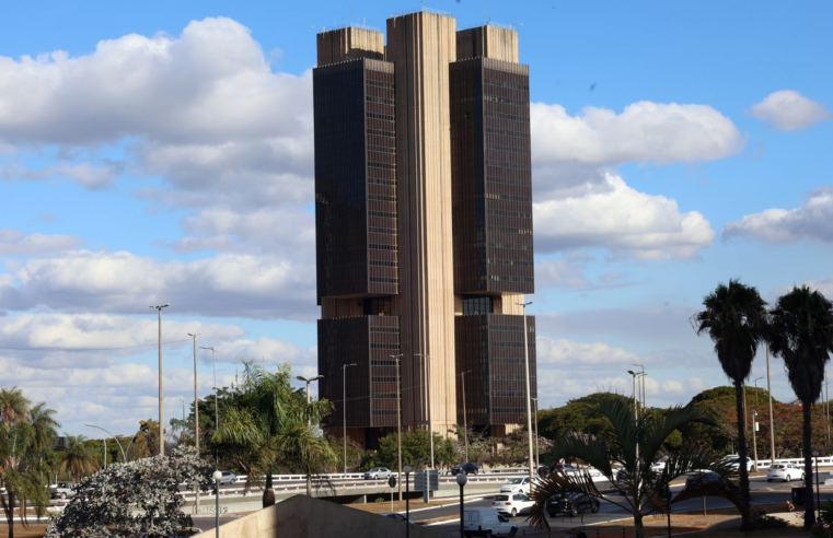 Inflação de 2025 ficará abaixo do teto da meta, em 4,45%