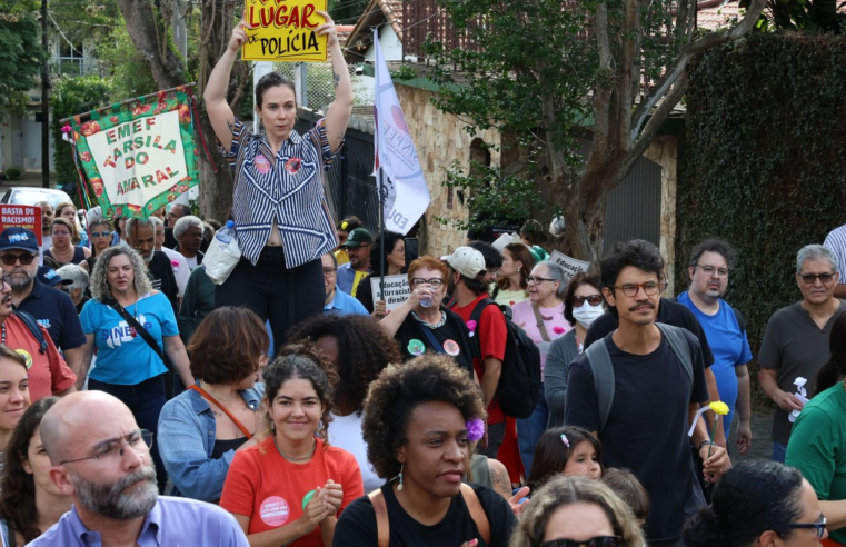 Manifestantes protestam contra entrada de PMs armados em escola de SP