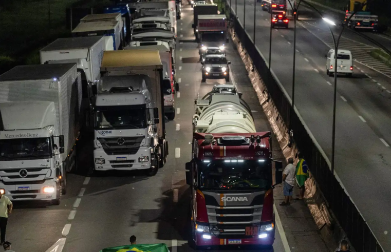 MPF processa caminhoneiros que bloquearam Via Dutra em 2022 