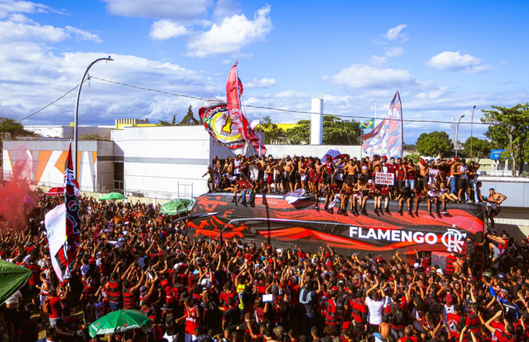 Flamengo embarca para final da Libertadores com festa da torcida
