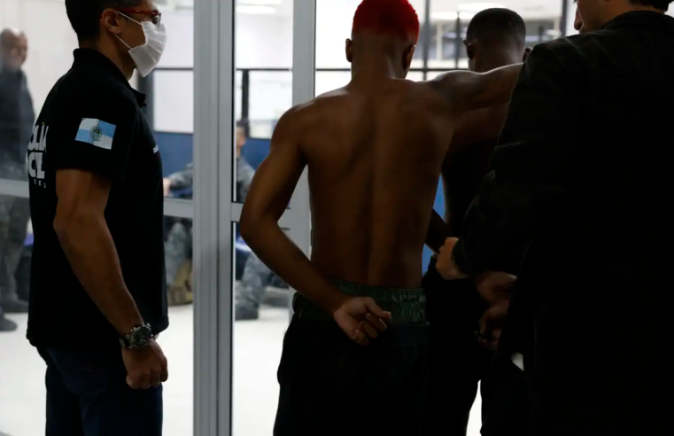 Avenida Brasil é interditada e carros são incendiados no Rio