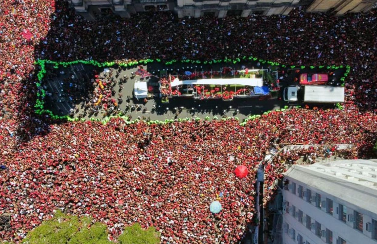 Famílias se juntam à multidão para festejar título do Flamengo no RJ