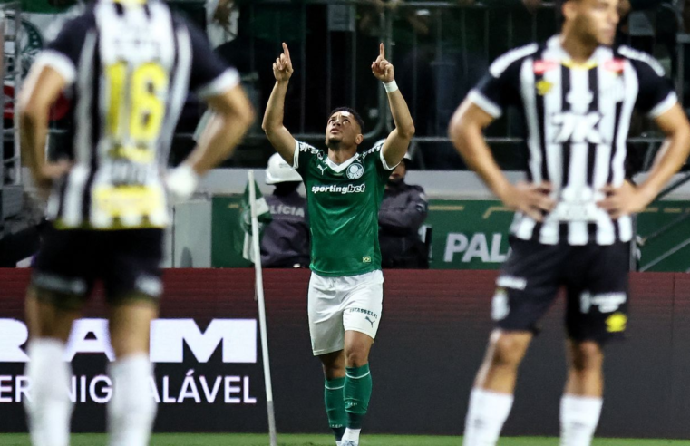 Vitor Roque decide e Palmeiras vence clássico com Santos no Brasileiro