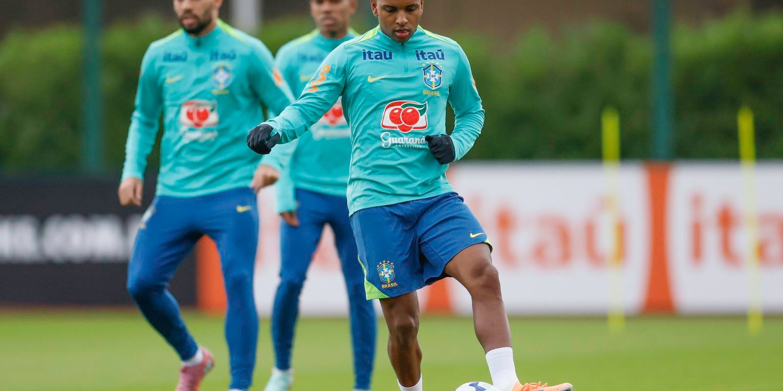 Seleção realiza primeiro treino para amistosos na Europa