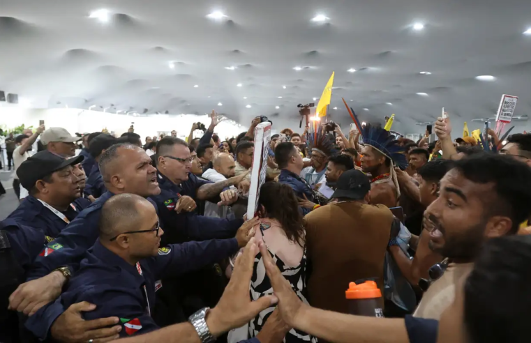 Manifestantes tentam entrar na COP30 e há confronto com segurança
