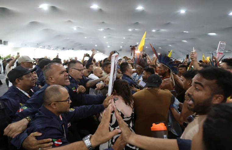 COP30: Manifestantes confrontam segurança para entrar em zona restrita