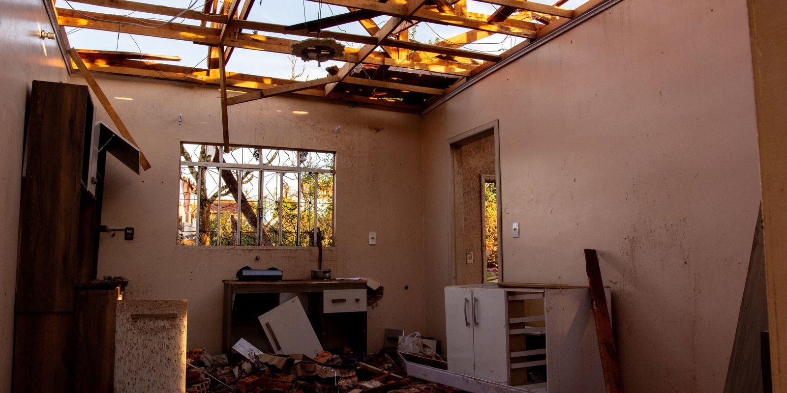 Após tornado, Rio Bonito do Iguaçu começa trabalhos de reconstrução