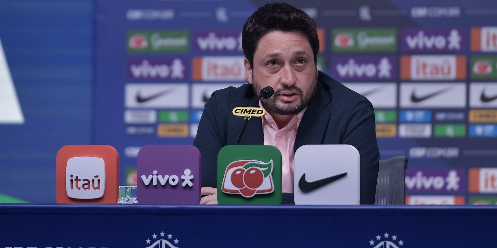 Arthur Elias convoca seleção para últimos amistosos do ano na Europa